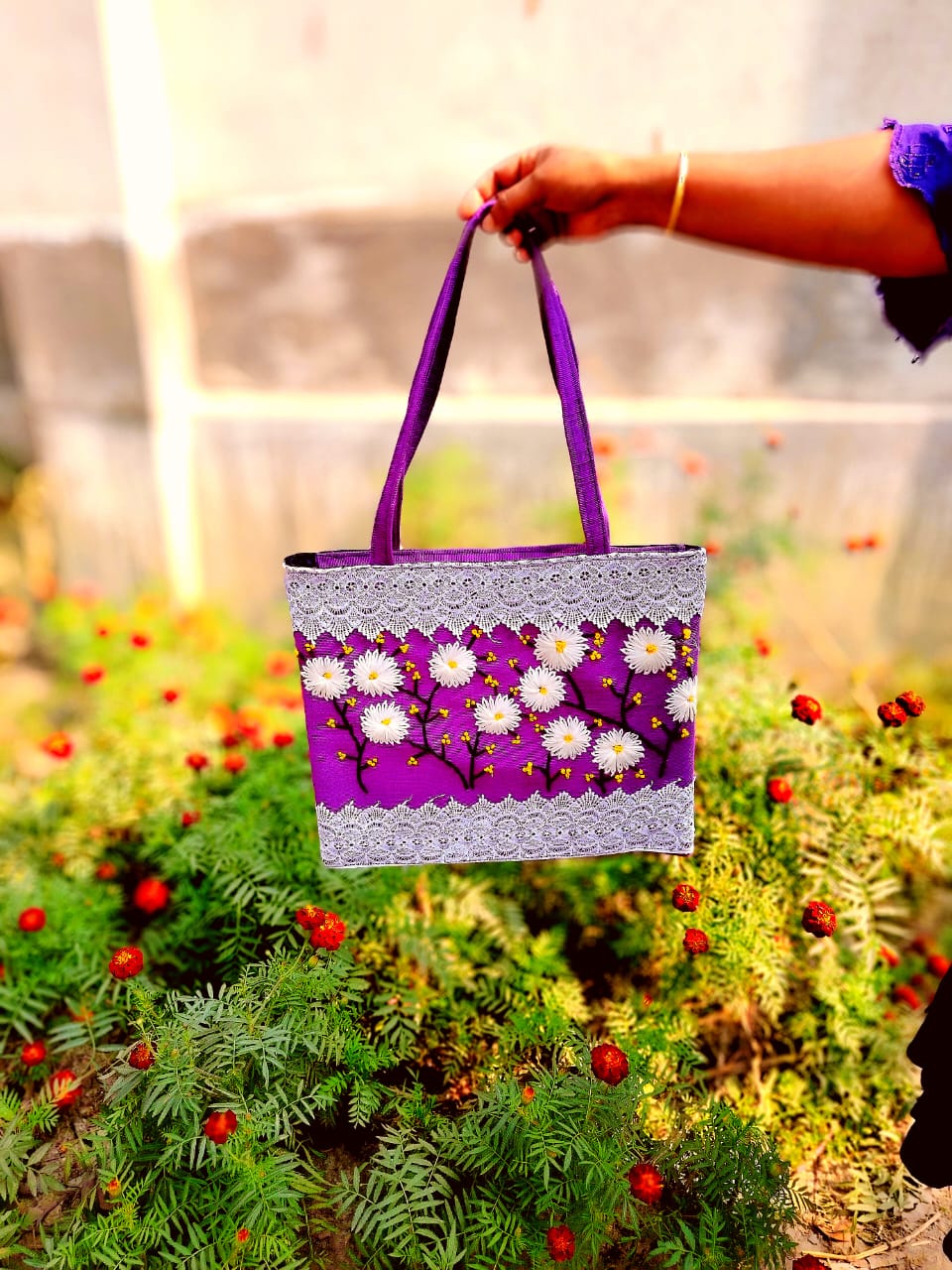 কলেজ ফ্যাশন ২: কলেজের দিনগুলো একটু রঙিন হোক সুতোর কারুকাজে । Ladies Jute College Bag