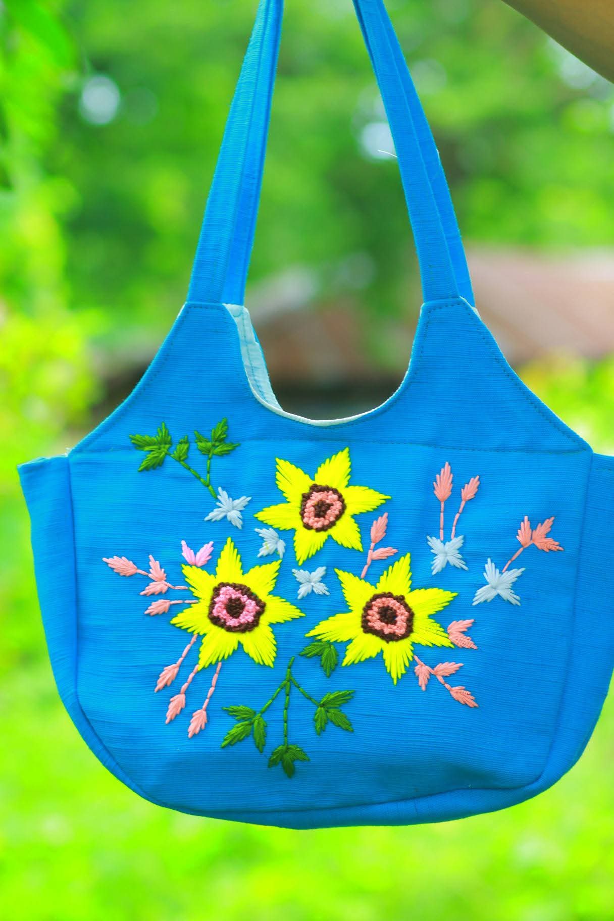 হাতের কাজের ফ্লোরাল "ভ্যানিটি ব্যাগ" | আপনার ভ্রমনের বেস্ট সঙ্গী । - Image 2