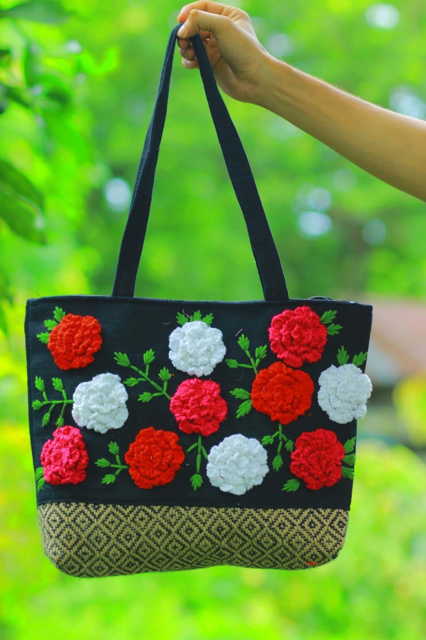 দুই কালার কম্বিনেশনের হাতের কাজের কলেজ ব্যাগ