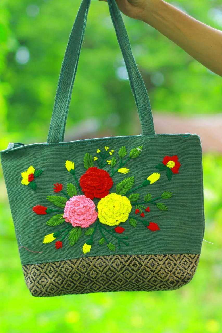 দুই কালার কম্বিনেশনের হাতের কাজের কলেজ ব্যাগ - Image 3