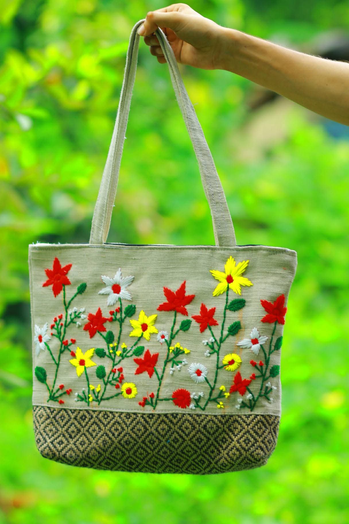 দুই কালার কম্বিনেশনের হাতের কাজের কলেজ ব্যাগ - Image 4