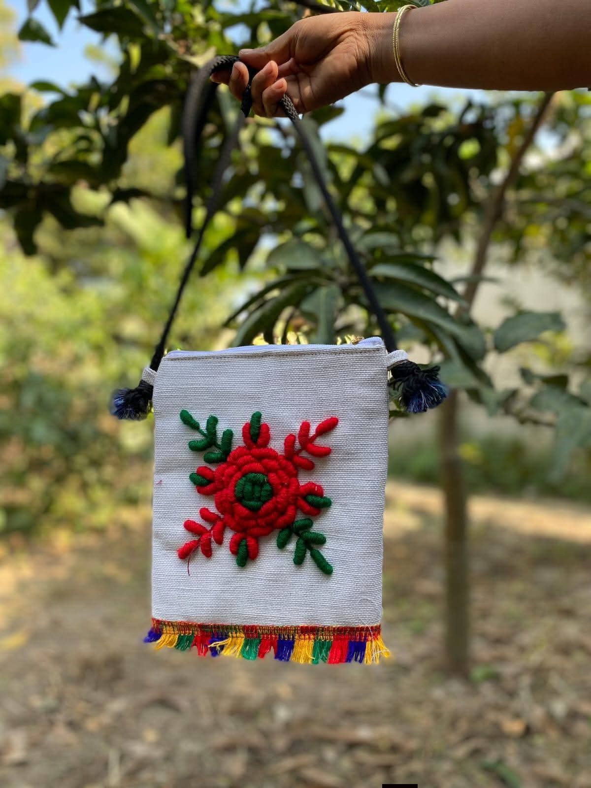 বাঙালিয়ান - ট্রেডিশনাল হাতের কাজের মোবাইল ব্যাগ। - Image 2