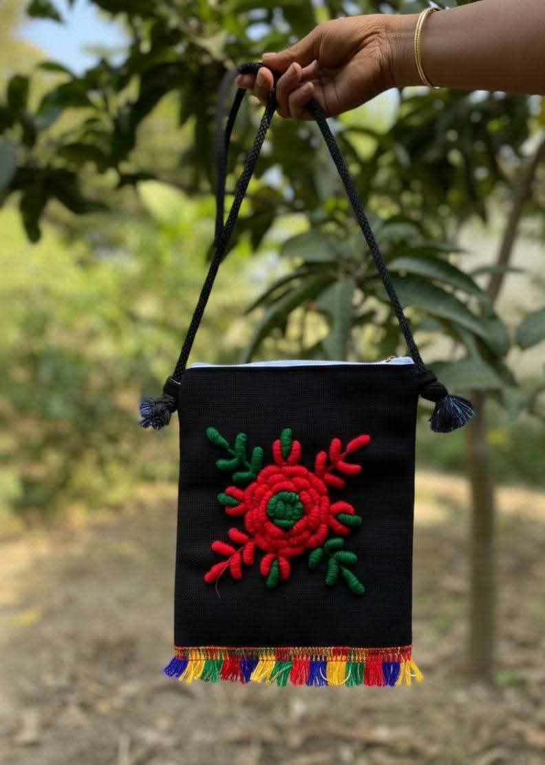 বাঙালিয়ান - ট্রেডিশনাল হাতের কাজের মোবাইল ব্যাগ।