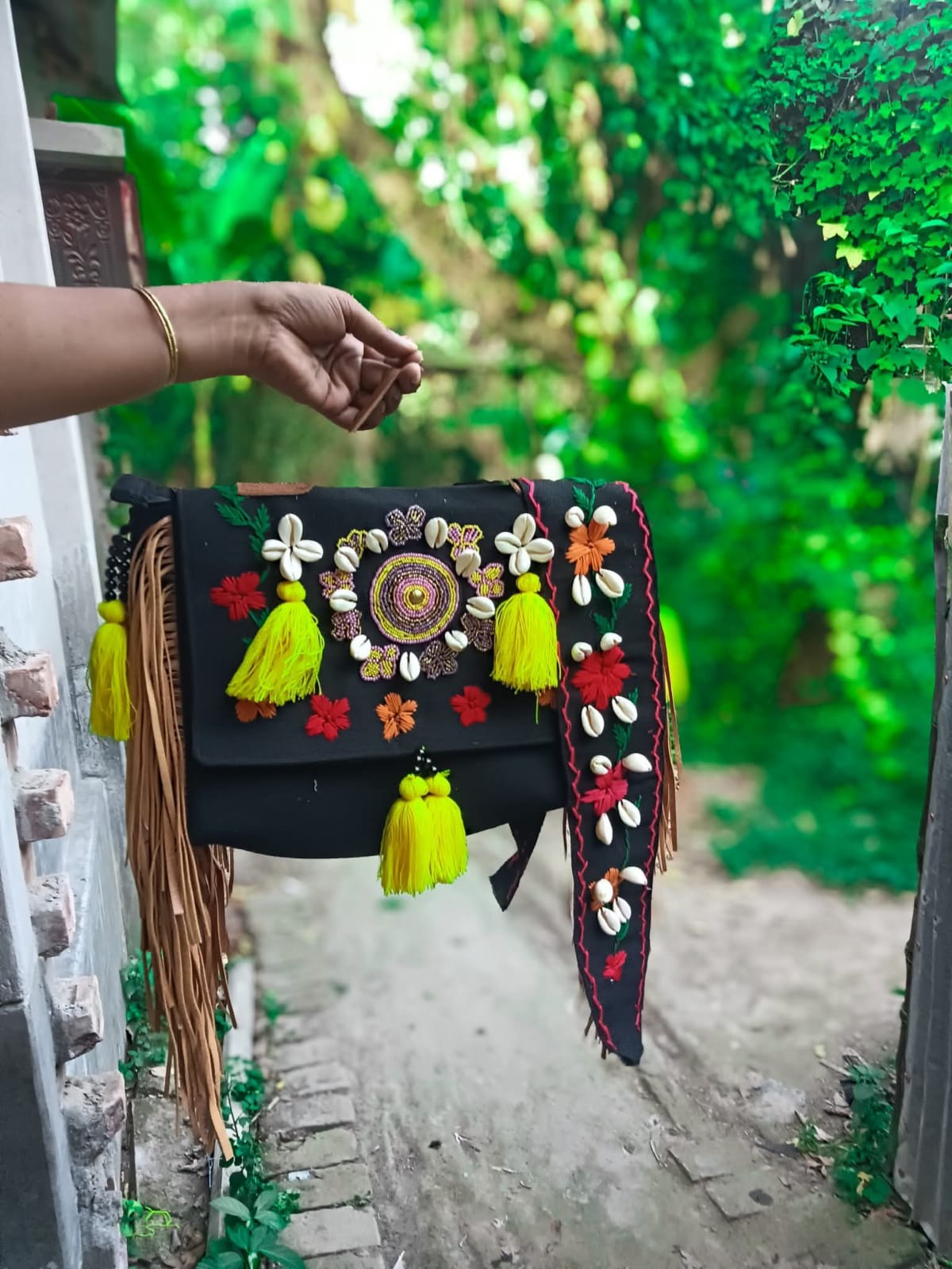 প্রিমিয়াম বেইজ বাঞ্জারা ব্যাগ উইথ শেল & টাসেল (Premium Beige Banjara Bag)