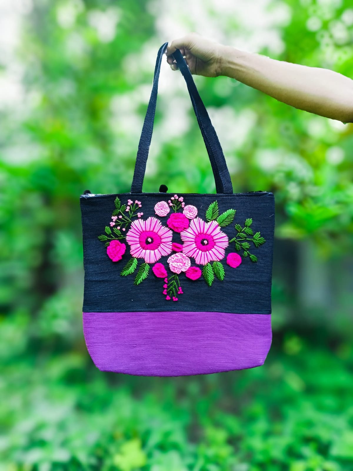 কলেজ ফ্যাশন: হ্যান্ড এমব্রয়ডারি জুট কলেজ ব্যাগ । Ladies Hand Embroidered Jute Tote Bag - Image 2