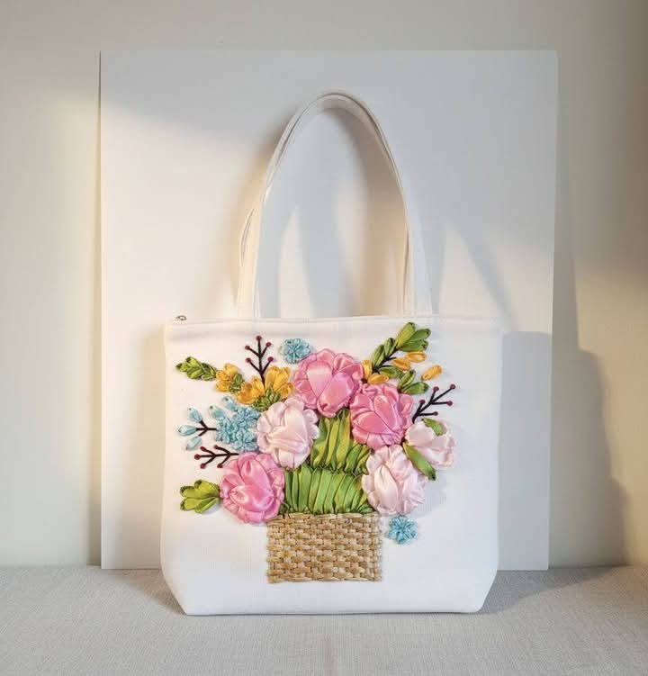 "হাতের কাজের রঙিন ভ্যানিটি ব্যাগ – আপনার নিত্যদিনের স্টাইলিশ