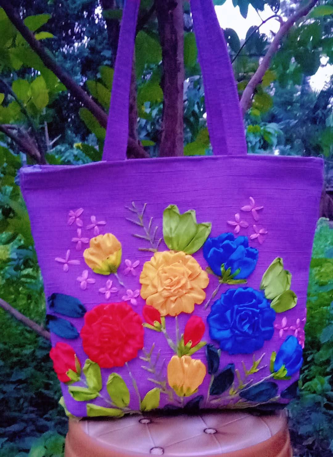 "হাতের কাজের রঙিন ভ্যানিটি ব্যাগ – আপনার নিত্যদিনের স্টাইলিশ - Image 4